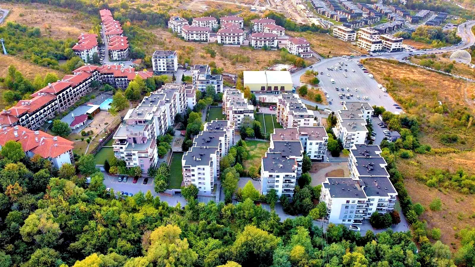 Въздушен изглед към блоковете и зелените площи