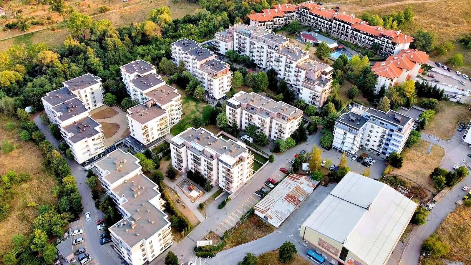 Комплексът и хълмовете